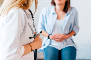 Kronik hepatit asemptomatiktir. Bu nedenle, tedavisi mevcut olduğundan koruyucu taramalar önemlidir.