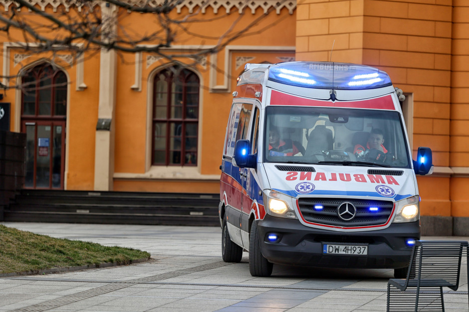 15 minut na przyjęcie pacjenta z ambulansu na SOR. W środowisku medycznym wrze