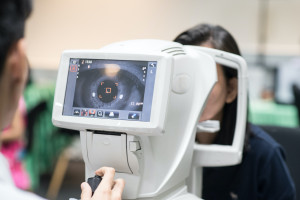 Ulusal Sağlık Fonu kapsamındaki bir göz doktoruna görünün. Görme yeteneğinizi muayene edecek ve gözlük önerecektir. Göz doktorları göz hastalıklarını tedavi edecektir.