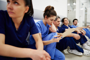 Verpleegkundigen: een ineenstorting is op komst. Maar de analyse van het ministerie van Volksgezondheid is ronduit verrassend.