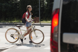 Cascos en bicicletas de alquiler y particulares, incluso estacionadas en el exterior. Los detalles generan objeciones entre los ciclistas.