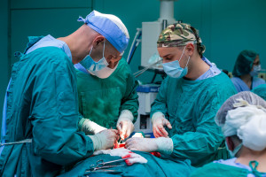 Sala de cirurgia em guerra: 30 minutos por paciente, depois o próximo