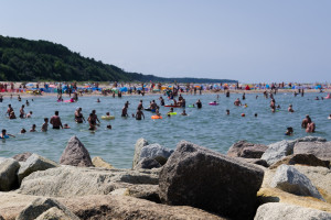 Cenas dantescas na praia: turistas banhados em esgoto. Mais de 100 pessoas foram envenenadas.