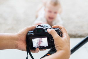 40% van de ouders plaatst foto's van hun kinderen. Ombudsman voor de mensenrechten: Sharenting is in strijd met de grondwet, er zijn veranderingen nodig.
