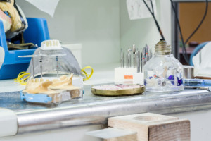 L'ufficio delle imposte spiega a quale imposta deve essere soggetto un odontotecnico.
