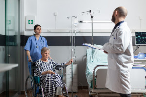 Het ziekenhuis schort opnames op de oncologieafdeling op vanwege een gebrek aan financiering.