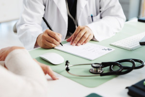 Médicos ucranianos na Polônia ainda têm regras especiais, mas o governo vai reforçar o sistema simplificado