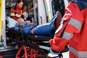 Problemas com o transporte sanitário de pessoas de países fora da UE. A Provedora de Direitos Humanos está investigando o caso de um dos cidadãos.