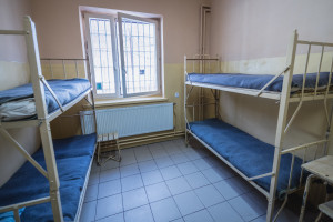 Ocho meses de prisión incondicional no son el único castigo. Un hombre de 29 años fue condenado por agredir a una médica.