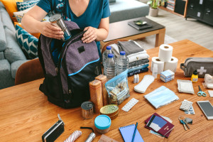 Una mochila para un desastre natural o una guerra. Se ha publicado una lista de artículos esenciales de supervivencia.